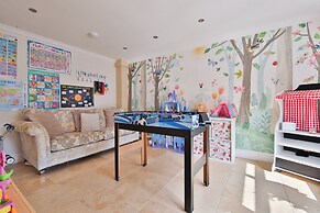 Modern 5-bed Retreat With Parking
