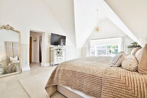 Modern 5-bed Retreat With Parking