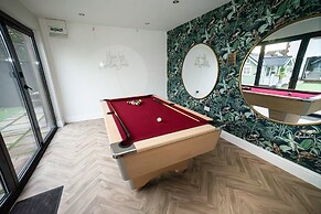 Modern 5-bed Retreat With Parking