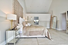 Modern 5-bed Retreat With Parking