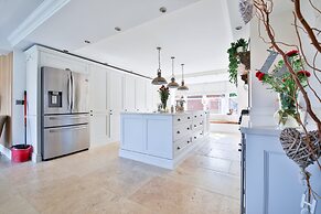 Modern 5-bed Retreat With Parking