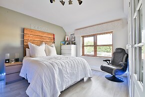 Modern 5-bed Retreat With Parking