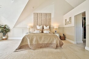 Modern 5-bed Retreat With Parking