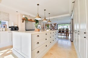 Modern 5-bed Retreat With Parking