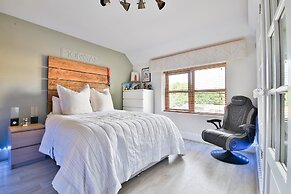 Modern 5-bed Retreat With Parking