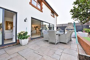 Modern 5-bed Retreat With Parking