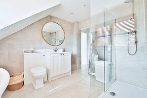 Modern 5-bed Retreat With Parking