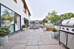 Modern 5-bed Retreat With Parking