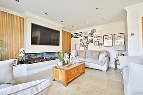 Modern 5-bed Retreat With Parking