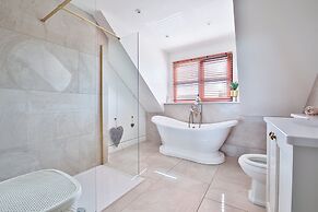 Modern 5-bed Retreat With Parking