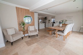 Modern 5-bed Retreat With Parking