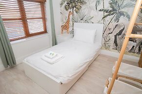 Modern 5-bed Retreat With Parking