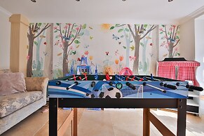Modern 5-bed Retreat With Parking