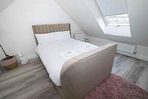 Modern 5-bed Retreat With Parking
