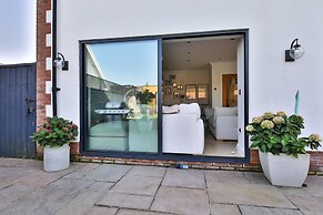 Modern 5-bed Retreat With Parking