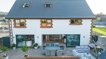 Modern 5-bed Retreat With Parking