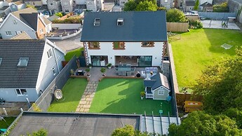 Modern 5-bed Retreat With Parking