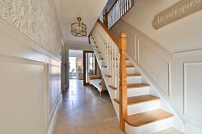 Modern 5-bed Retreat With Parking