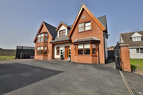 Modern 5-bed Retreat With Parking