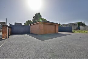 Modern 5-bed Retreat With Parking