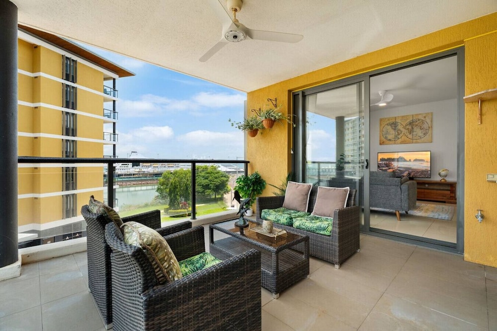Zen Paradiso Harbour View Pool Balcony