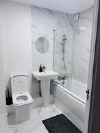 Stylish 1 Bed Flat Lakeside Shopping Mall