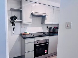 Stylish 1 Bed Flat Lakeside Shopping Mall