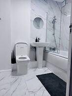 Stylish 1 Bed Flat Lakeside Shopping Mall