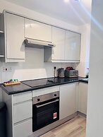 Stylish 1 Bed Flat Lakeside Shopping Mall