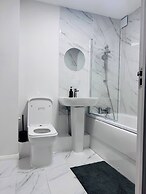Stylish 1 Bed Flat Lakeside Shopping Mall
