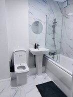 Stylish 1 Bed Flat Lakeside Shopping Mall
