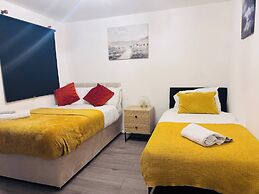 Stylish 1 Bed Flat Lakeside Shopping Mall
