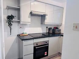 Stylish 1 Bed Flat Lakeside Shopping Mall