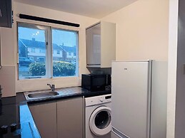 Stylish 1 Bed Flat Lakeside Shopping Mall