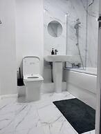 Stylish 1 Bed Flat Lakeside Shopping Mall