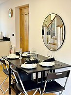 2 Bed House - Sleeps 4 - Parking - Wifi