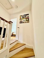 2 Bed House - Sleeps 4 - Parking - Wifi