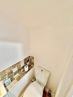 2 Bed House - Sleeps 4 - Parking - Wifi