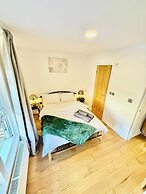 2 Bed House - Sleeps 4 - Parking - Wifi