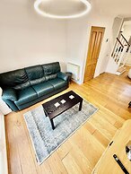 2 Bed House - Sleeps 4 - Parking - Wifi