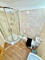 2 Bed House - Sleeps 4 - Parking - Wifi