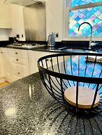 2 Bed House - Sleeps 4 - Parking - Wifi