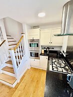 2 Bed House - Sleeps 4 - Parking - Wifi