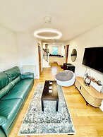 2 Bed House - Sleeps 4 - Parking - Wifi