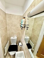2 Bed House - Sleeps 4 - Parking - Wifi
