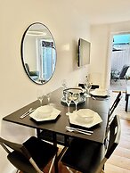 2 Bed House - Sleeps 4 - Parking - Wifi
