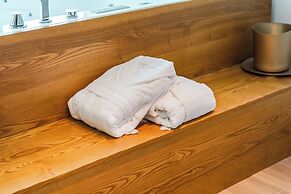 Marina Luxury Jacuzzi Suites by PS