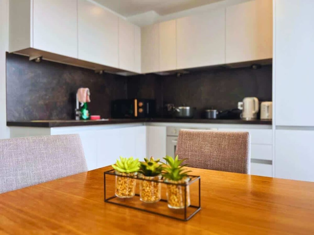 Joyful - 2 Ensuite Flat in M15