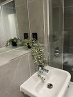 Joyful - 2 Ensuite Flat in M15
