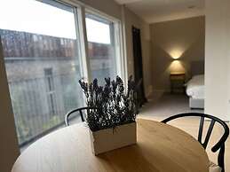Joyful - 2 Ensuite Flat in M15